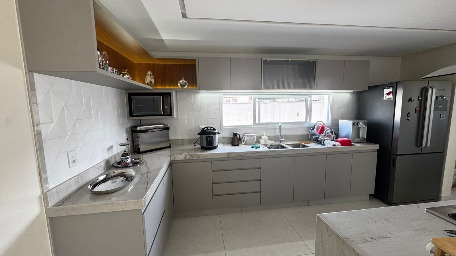 Cozinha artesanal customizada sob medida da Casa Alves Marcenaria