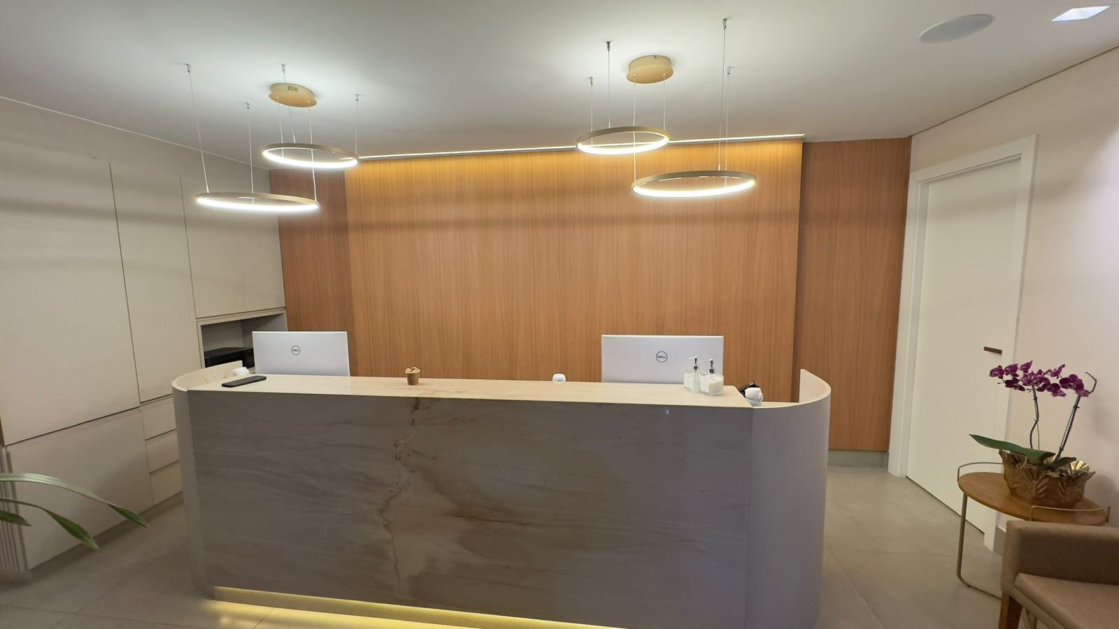 Móveis artesanais customizados sob medida em ambiente residencial sofisticado